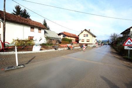 DOLENJE JEZERO NOVO AVTOBUSNO POSTAJALIŠČE 06 FOTO LJUBO VUKELIČ